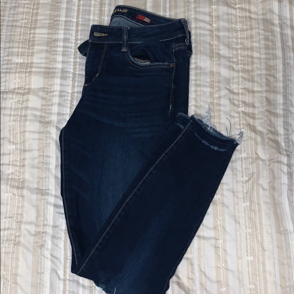 Knee distressed jeans